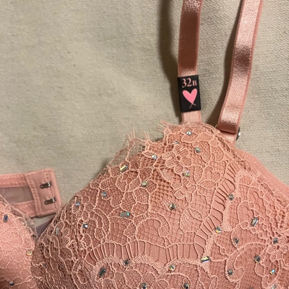 Brand New 32B Victoria Secret Push Up Bra with matching xs thong - Picture 2 of 5